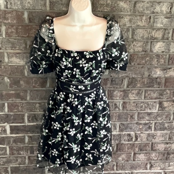 🆕 Lulus Radiant love black floral embroidered short sleeve skater dress size M - Picture 5 of 13